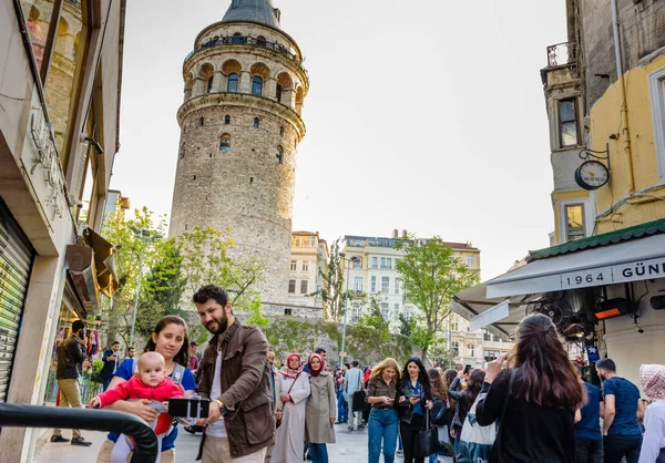 Niet Geïdentificeerde Mensen Nemen Foto Voor Galata Tower Een Middeleeuwse — Stockfoto