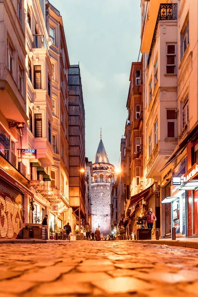 Noční Pohled Staré Úzké Uličce Galata Tower Turkish Galata Kulesi — Stock fotografie