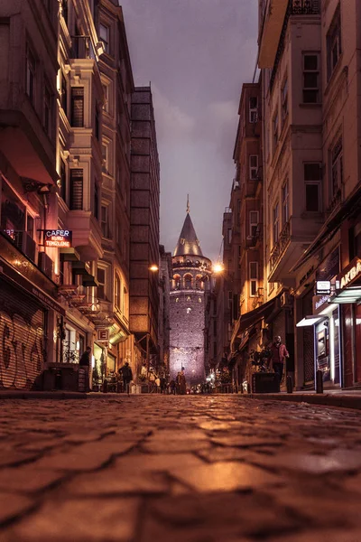 Eski dar sokak gece görünümü Galata Tower(Turkish: Galata Kulesi) ile İsa Kulesi Cenovalılar tarafından ünlü ortaçağ simgesel yapı mimari Istanbul, Turkey.Istanbul/Turkey-11 Mart 2017'denilen
