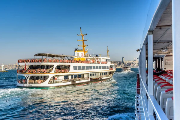 Geleneksel kamu feribot Kadıköy Eminönü iskeleye gidiyor. Istanbul, Türkiye, Nisan 20,2017