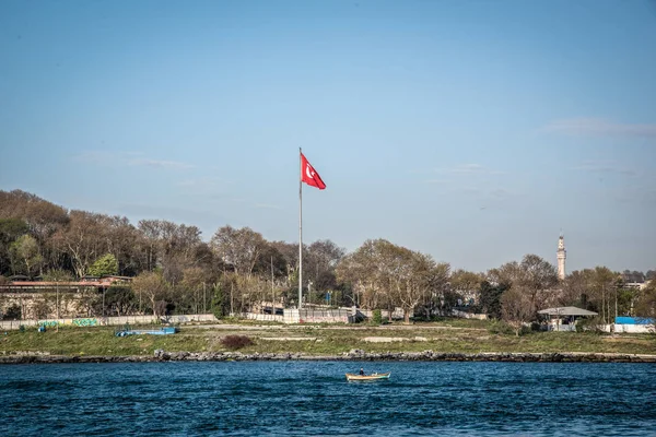 Geleneksel kamu feribot Kadıköy Eminönü iskeleye gidiyor. Istanbul, Türkiye, Nisan 20,2017
