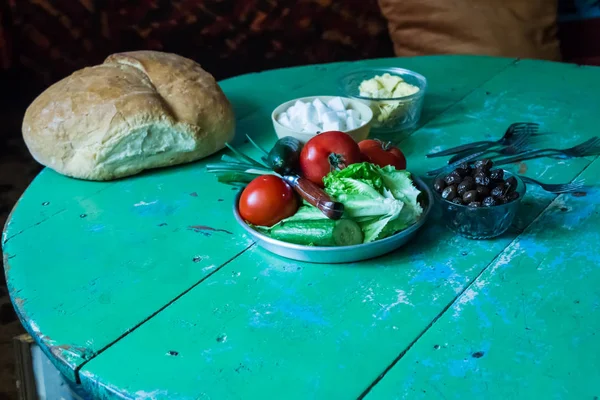 Table de petit déjeuner traditionnelle du village turc avec différents types de nourriture — Photo