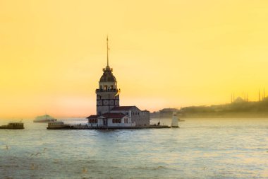 Görünüm ünlü kızlık Kulesi, Ortaçağ bina ve deniz feneri ve Boğaziçi, Istanbul, Türkiye