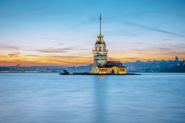 Görünüm ünlü kızlık Kulesi, Ortaçağ bina ve deniz feneri ve Boğaziçi, Istanbul, Türkiye