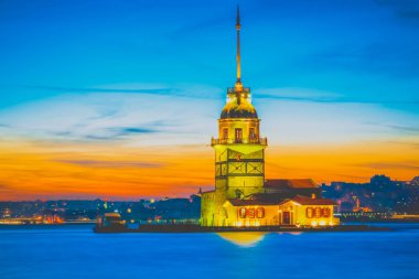 Görünüm ünlü kızlık Kulesi, Ortaçağ bina ve deniz feneri ve Boğaziçi, Istanbul, Türkiye