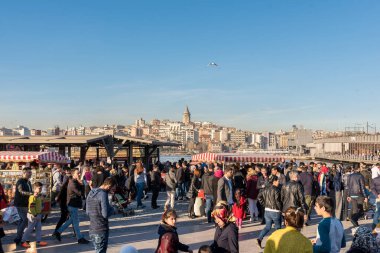 Turistler ve yerel halkın seyahat, alışveriş, balıkçılık ve balık Eminönü Meydanı'nda Istanbul,Turkey.5 içinde askeri yürüyüş, 2017 yemek.