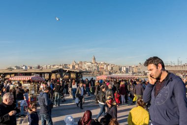 Turistler ve yerel halkın seyahat, alışveriş, balıkçılık ve balık Eminönü Meydanı'nda Istanbul,Turkey.5 içinde askeri yürüyüş, 2017 yemek.