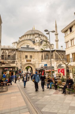 Kimliği belirsiz kişi yürüyüş Nuruosmaniye Camii, Sultan Mahmut siparişinden görevlendirildi ve Sultan Osman III tarafından tamamlandı 1755.Istanbul,Turkey - 17 Nisan 2017 doğru