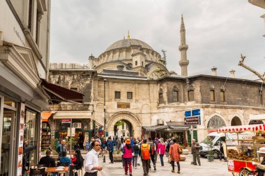 Kimliği belirsiz kişi yürüyüş Nuruosmaniye Camii, Sultan Mahmut siparişinden görevlendirildi ve Sultan Osman III tarafından tamamlandı 1755.Istanbul,Turkey - 17 Nisan 2017 doğru