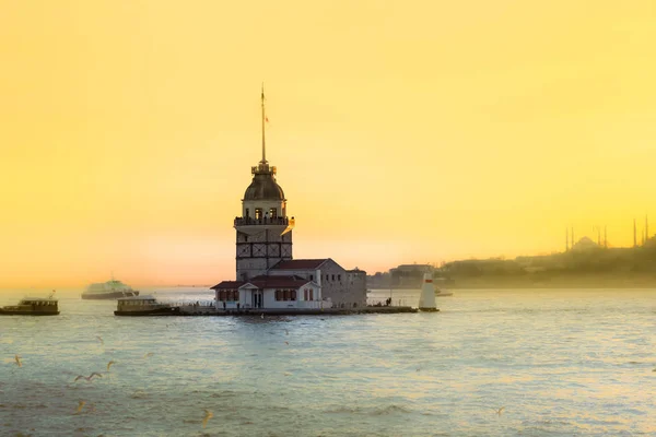 View Famous Maiden Tower Medieval Building Lighthouse Bosphorus Istanbul Turkey — стоковое фото