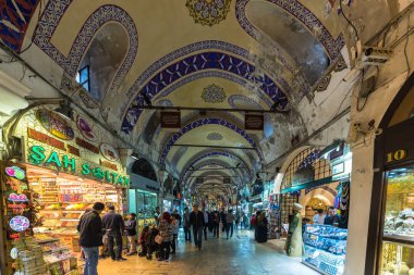 Kimliği belirsiz kişi kapalı çarşı alışveriş, Kapalıçarşı Istanbul, Turkey.April 17, 201'Hatıra Eşyası ile iç için ziyaret