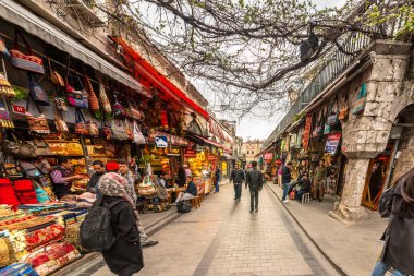 Kimliği belirsiz kişi Istanbul'da Turkey.Istanbul,Turkey-17 Nisan 201 alışveriş için Kapalıçarşı ziyaret