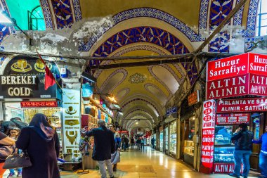 Kimliği belirsiz kişi kapalı çarşı alışveriş, Kapalıçarşı Istanbul, Turkey.April 17, 201'Hatıra Eşyası ile iç için ziyaret