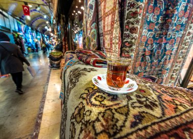 Kimliği belirsiz kişi kapalı çarşı alışveriş, Türk çayı üzerinde foregroun ziyaret