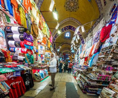 Kimliği belirsiz kişi kapalı çarşı alışveriş, Kapalıçarşı Istanbul, Turkey.April 17, 201'Hatıra Eşyası ile iç için ziyaret
