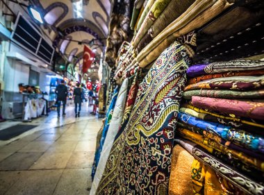 Kimliği belirsiz turist ziyaret ve Kapalıçarşı Istanbul'da alışveriş. Kapalı Çarşı Hatıra Eşyası ön tarih ile iç. Istanbul, Turkey.April 17, 201