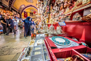 Kimliği belirsiz turist ziyaret ve Kapalıçarşı Istanbul'da alışveriş. Kapalı Çarşı Hatıra Eşyası ön tarih ile iç. Istanbul, Turkey.April 17, 201
