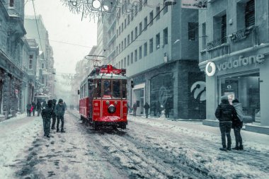 Nostaljik kırmızı tramvay ve insanların günlük yaşamda Beyoglu,Istanbul,Turkey.07, popüler Istiklal Caddesi'nde Ocak 2017 kar yağışı sırasında kış görünümü