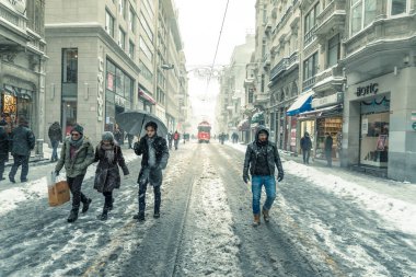 Nostaljik kırmızı tramvay ve insanların günlük yaşamda Beyoglu,Istanbul,Turkey.07, popüler Istiklal Caddesi'nde Ocak 2017 kar yağışı sırasında kış görünümü