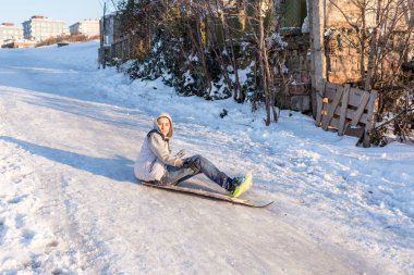 Çocuk Istanbul.Happiness ve sevinç kavram parke kızak ile eski okul tarzı karda kaydırın. Istanbul,Turkey.01,January,2016