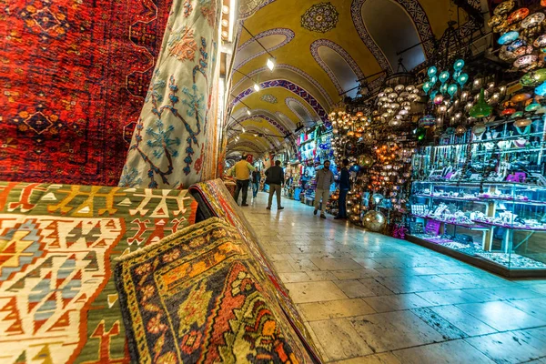 Unbekannte Besuchen Den Großen Basar Zum Einkaufen Türkischer Teppich Und — Stockfoto