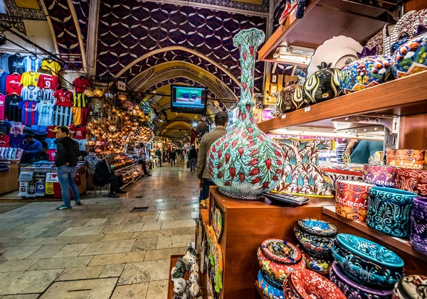 Kimliği belirsiz turist ziyaret ve Kapalıçarşı Istanbul'da alışveriş. Kapalı Çarşı Hatıra Eşyası ön tarih ile iç. Istanbul, Turkey.April 17, 201