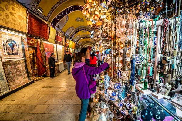 Kimliği Belirsiz Turist Ziyaret Kapalıçarşı Istanbul Alışveriş Kapalı Çarşı Hatıra — Stok fotoğraf