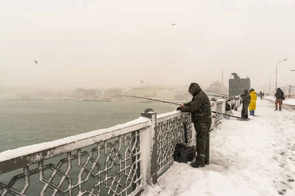 Turkey Istanbul Januar 2017 Unbekannte Fischen Der Galata Brücke Bei — Stockfoto