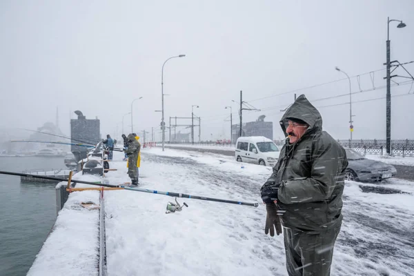 Unbekannter Fischt Einem Verschneiten Wintertag Auf Der Galatabrücke Hintergrund Ist — Stockfoto