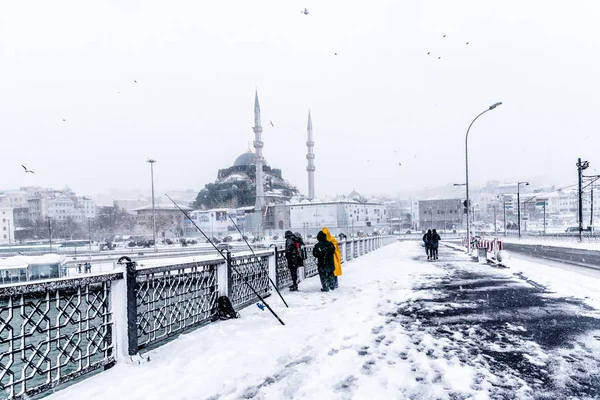 Turkey Istanbul January 2017 Unidentified Men Fishing Galata Bridge Heaviest — стоковое фото