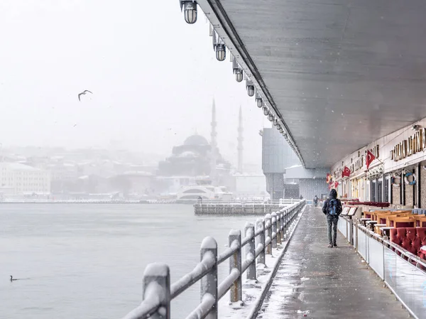 Unidentified Man Walking Galata Bridge Snowy Day Winter New Mosque — Stock Photo, Image