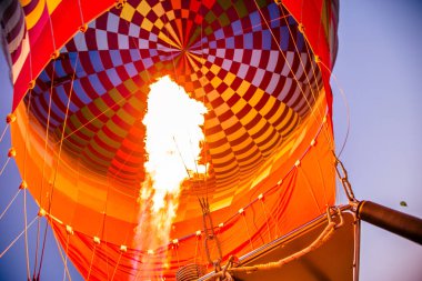 Büyük turistik cazibe yer sıcak hava balonları ile uçmak için sıcak hava balonu Cappadocia,Anatolia,Turkey.Cappadocia Vadisi üzerinde uçmaya hazırlanıyor. Nevşehir/Türkiye-Temmuz 23,2016