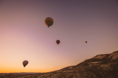 Renkli sıcak hava balonları, sıcak hava balonları ile uçmak için Cappadocia iyi yerlerden Cappadocia,Anatolia,Turkey.The büyük turistik Vadisi üzerinde uçan. Nevşehir/Türkiye-Temmuz 23,2016