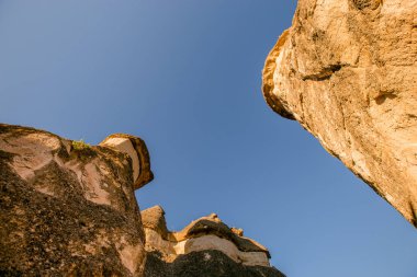 Kapadokya Peri masalı bacalar Kapadokya'nın sıcak hava balonları ile uçmak için bir en iyi yerlerden nin büyük turistik mavi gökyüzünde arka plan üzerinde. Göreme, Kapadokya