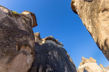 Kapadokya Peri masalı bacalar Kapadokya'nın sıcak hava balonları ile uçmak için bir en iyi yerlerden nin büyük turistik mavi gökyüzünde arka plan üzerinde. Göreme, Kapadokya
