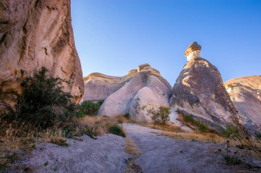 Kapadokya Peri masalı bacalar Kapadokya'nın sıcak hava balonları ile uçmak için bir en iyi yerlerden nin büyük turistik mavi gökyüzünde arka plan üzerinde. Göreme, Kapadokya