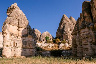 Kapadokya Peri masalı bacalar Kapadokya'nın sıcak hava balonları ile uçmak için bir en iyi yerlerden nin büyük turistik mavi gökyüzünde arka plan üzerinde. Göreme, Kapadokya