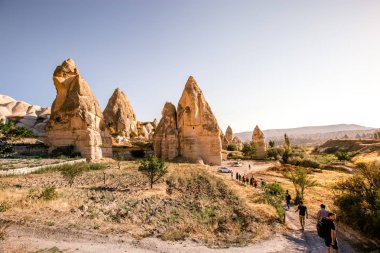 Kapadokya Peri masalı bacalar Kapadokya'nın sıcak hava balonları ile uçmak için bir en iyi yerlerden nin büyük turistik mavi gökyüzünde arka plan üzerinde. Göreme, Kapadokya