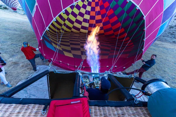 Voorbereiden Van Hete Luchtballon Vliegen Vallei Bij Cappadocia Anatolia Turkey — Stockfoto