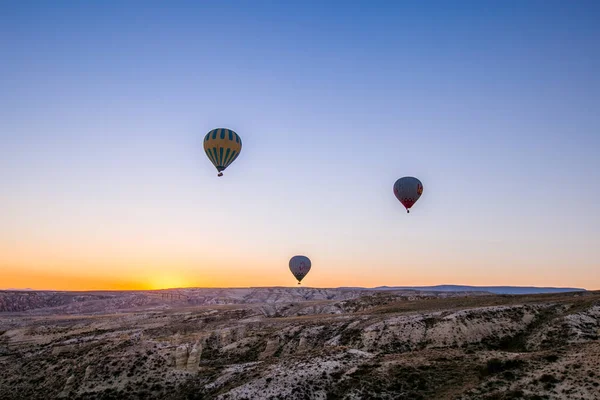 Färgglada Luftballonger Flyger Över Dalen Cappadocia Anatolia Turkey Stor Turistattraktion — Stockfoto