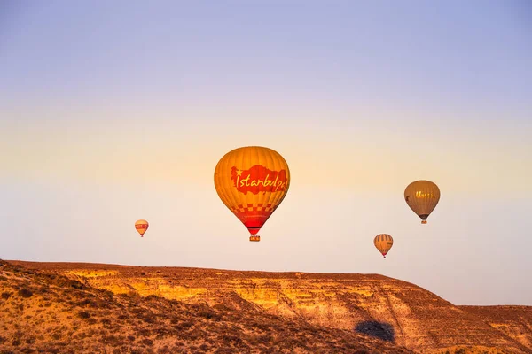 Montgolfières Colorées Survolant Vallée Cappadoce Anatolie Turquie Grande Attraction Touristique — Photo