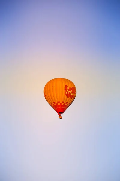Красочные Воздушные Шары Летящие Над Долиной Каппадокии Анатолии Турции Большая — стоковое фото