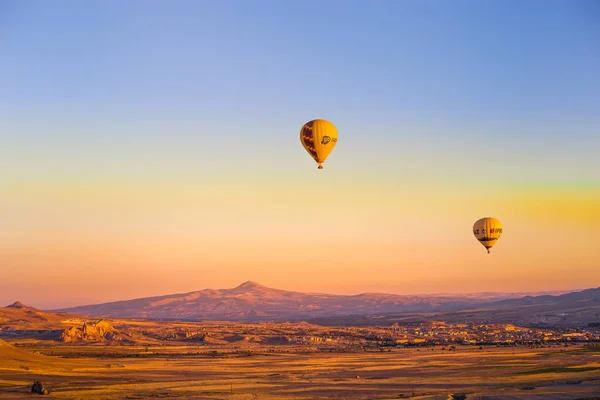 Färgglada Luftballonger Flyger Över Dalen Cappadocia Anatolia Turkey Stor Turistattraktion — Stockfoto