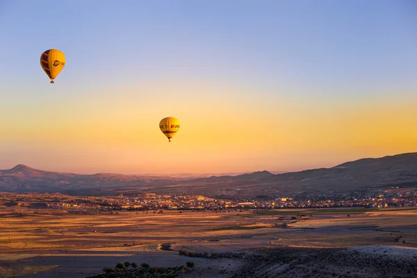 Färgglada Luftballonger Flyger Över Dalen Cappadocia Anatolia Turkey Stor Turistattraktion — Stockfoto