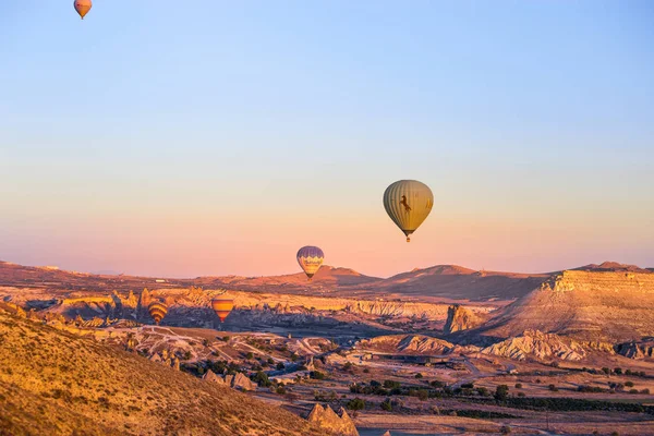 Färgglada Luftballonger Flyger Över Dalen Cappadocia Anatolia Turkey Stor Turistattraktion — Stockfoto