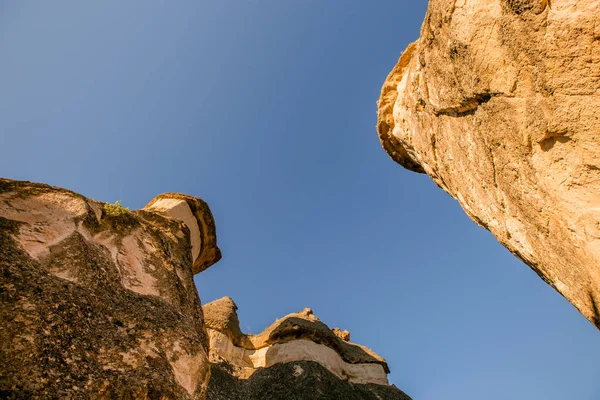 Kapadokya Peri masalı bacalar Kapadokya'nın sıcak hava balonları ile uçmak için bir en iyi yerlerden nin büyük turistik mavi gökyüzünde arka plan üzerinde. Göreme, Kapadokya