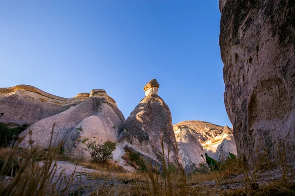 Chimeneas Cuento Hadas Capadocia Sobre Fondo Del Cielo Azul Turquía — Foto de Stock