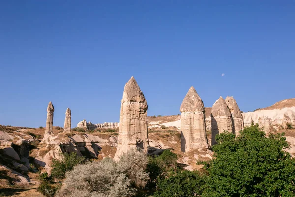 Chimeneas Cuento Hadas Capadocia Sobre Fondo Del Cielo Azul Turquía — Foto de Stock