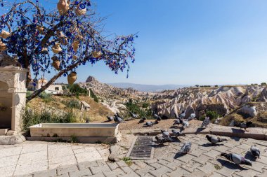 Güvercinlik Vadisi ve masal bacalar Kapadokya'nın sıcak hava balonları ile uçmak için bir en iyi yerlerden nin büyük turistik mavi gökyüzünde arka plan üzerinde. Göreme, Kapadokya.