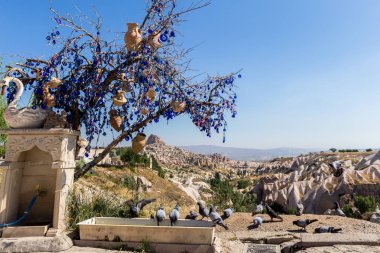 Güvercinlik Vadisi ve masal bacalar Kapadokya'nın sıcak hava balonları ile uçmak için bir en iyi yerlerden nin büyük turistik mavi gökyüzünde arka plan üzerinde. Göreme, Kapadokya.